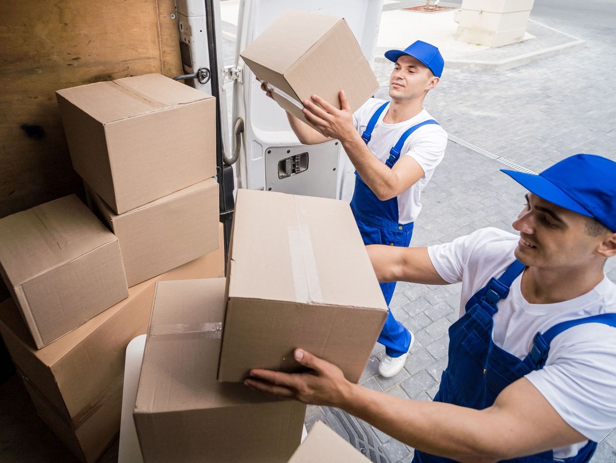 trabajadores cargando con cajas